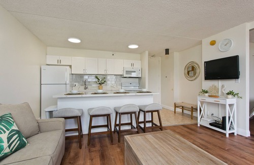 Waikiki Condo | *NEWLY RENOVATED*1bed Ocean View, Near Beach & Zoo, Free Wifi & Parking!