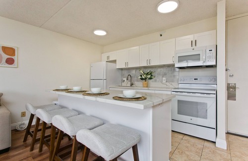 Waikiki Condo | *NEWLY RENOVATED*1bed Ocean View, Near Beach & Zoo, Free Wifi & Parking!