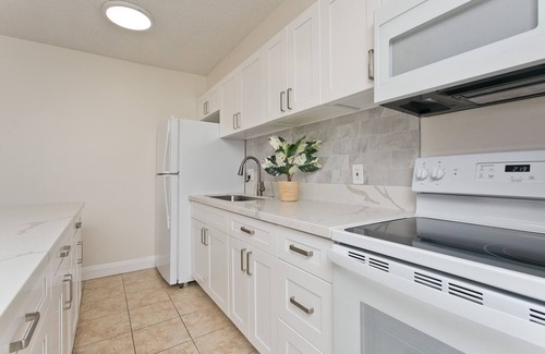 Waikiki Condo | *NEWLY RENOVATED*1bed Ocean View, Near Beach & Zoo, Free Wifi & Parking!