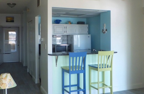 North End Condo | Newly Renovated 2 Br Luxury Condo *Pool* Top Floor 1 Blk From Beach