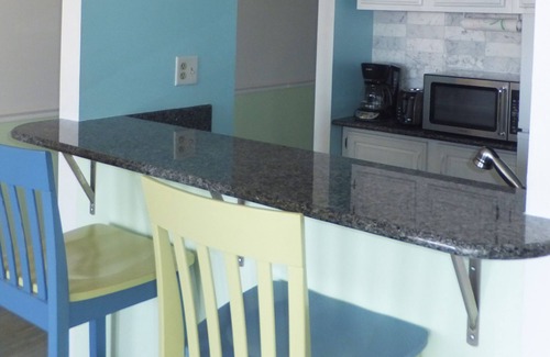 North End Condo | Newly Renovated 2 Br Luxury Condo *Pool* Top Floor 1 Blk From Beach