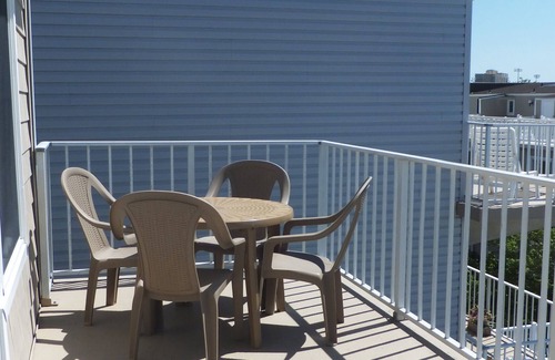 North End Condo | Newly Renovated 2 Br Luxury Condo *Pool* Top Floor 1 Blk From Beach