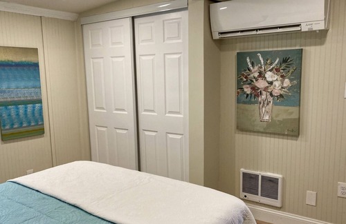 Salisbury Cottage | Newly renovated, 2 BR 2 BA only 32 steps off the beach!