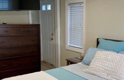 Salisbury Cottage | Newly renovated, 2 BR 2 BA only 32 steps off the beach!