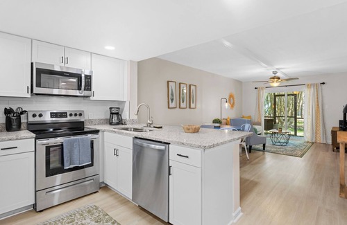 Windsor Forest Condo | Newly Renovated 2bd/2ba Condo * Pool * 30+ day stays