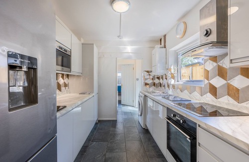Chichester House | Newly renovated 3 Double Bedroom 5 Bed House with free parking