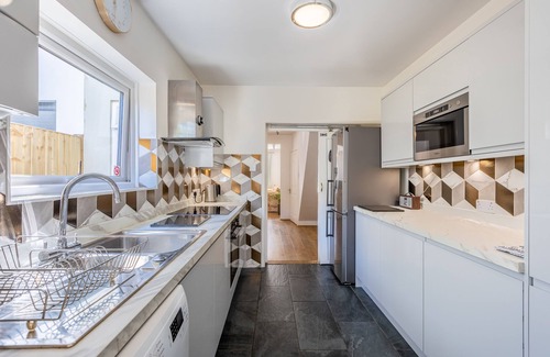 Chichester House | Newly renovated 3 Double Bedroom 5 Bed House with free parking