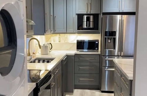 Alderwood House | Newly Renovated 3BR home with parking and wifi - Close to YYZ and dwntwn Toronto