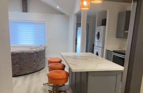 Alderwood House | Newly Renovated 3BR home with parking and wifi - Close to YYZ and dwntwn Toronto