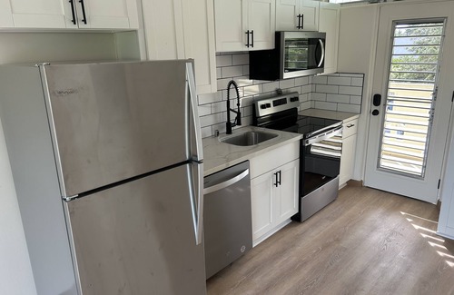 Makaha Apartment | Newly Renovated Beachfront Studio with Free Parking and All-in-one Washer/Dryer