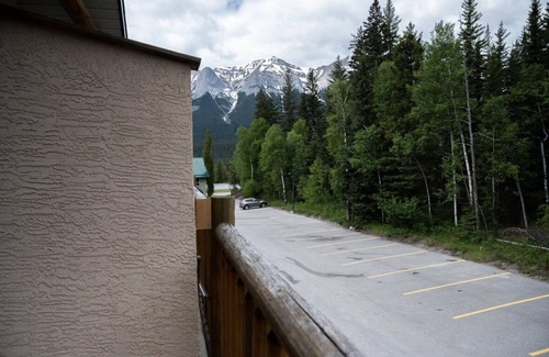 Harvie Heights House | Newly Renovated Cabiny Townhouse near Banff Gate