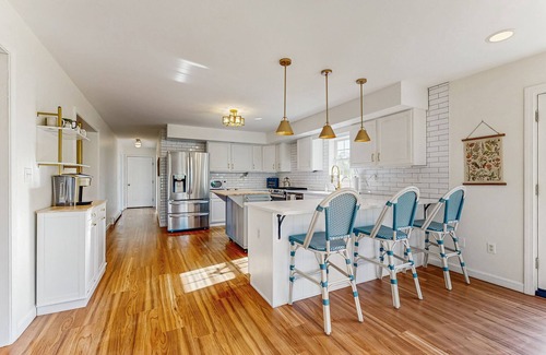 Rockport House | Newly Renovated Charming House with Cozy Fireplace & Outdoor Entertainment Areas