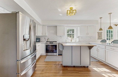 Rockport House | Newly Renovated Charming House with Cozy Fireplace & Outdoor Entertainment Areas