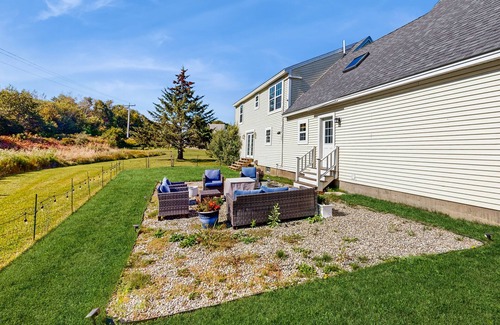 Rockport House | Newly Renovated Charming House with Cozy Fireplace & Outdoor Entertainment Areas