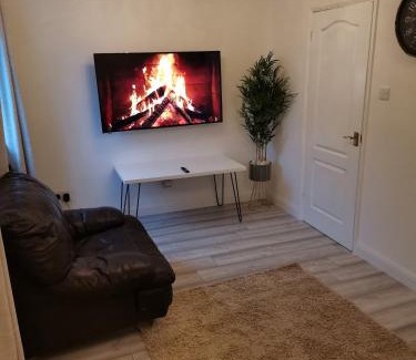 Wellingborough Apartment | Newly Renovated Cosy 1 bed flat, 4 minutes walk to Town Centre, 3 minutes walk to the train station, Free parking, Modern, fresh and spacious living room, Netflix ready smart TV, Wifi