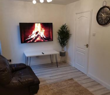 Wellingborough Apartment | Newly Renovated Cosy 1 bed flat, 4 minutes walk to Town Centre, 3 minutes walk to the train station, Free parking, Modern, fresh and spacious living room, Netflix ready smart TV, Wifi