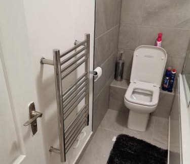 Wellingborough Apartment | Newly Renovated Cosy 1 bed flat, 4 minutes walk to Town Centre, 3 minutes walk to the train station, Free parking, Modern, fresh and spacious living room, Netflix ready smart TV, Wifi