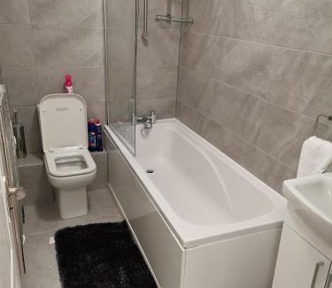 Wellingborough Apartment | Newly Renovated Cosy 1 bed flat, 4 minutes walk to Town Centre, 3 minutes walk to the train station, Free parking, Modern, fresh and spacious living room, Netflix ready smart TV, Wifi