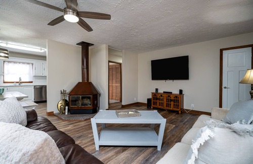 Woodstock Cottage | Newly Renovated Cottage near Lake Allatoona.
