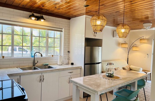 Alice Town Cottage | Newly renovated cottage steps from the water
