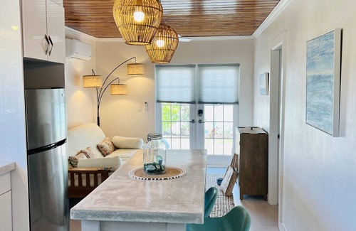 Alice Town Cottage | Newly renovated cottage steps from the water
