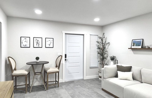 Wellington House | Newly renovated cozy 2 bedroom 2 bath home