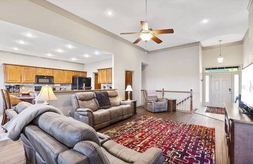 Branson West House | Newly Renovated, Free SDC tickets, Gated Community, Hot Tub, Air Hockey, Foosball, Board Games!