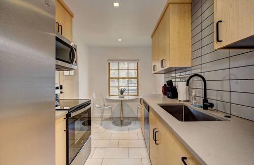 North End Apartment | Newly Renovated in Hyde Park: Parking +Laundry