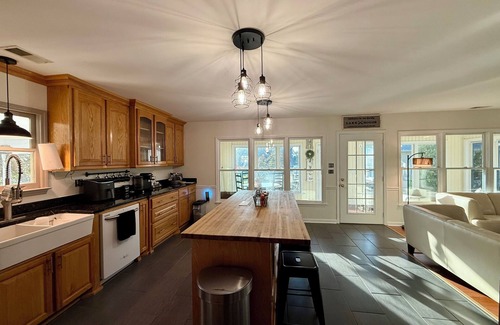 Cross House | Newly renovated lakefront 4-bedroom house in Cross with dock sleeps 10