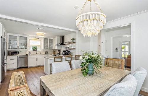 East Hill Cottage | Newly Renovated, Luxury East Hill Home Next to Bayview Park. 15 min to the Beach