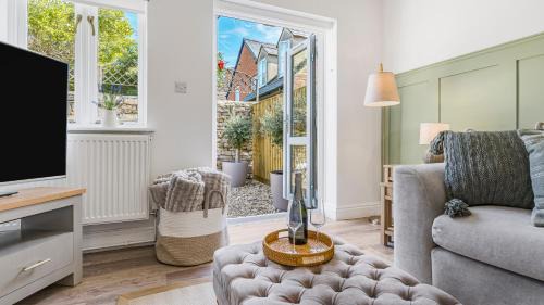 Lechlade House | Newly renovated luxury 2-bed cottage, garden & private parking, perfect for getaways