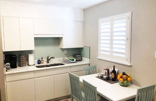 Solana Apartment | Newly Renovated - Modern Apartment - 2 of 4
