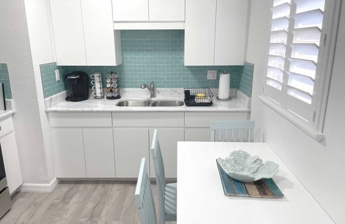 Solana Apartment | Newly Renovated - Modern Apartment 4 of 4