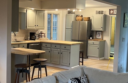 Hidden Valley House | Newly Renovated mountain top Ski House - Short Walk to Slopes
