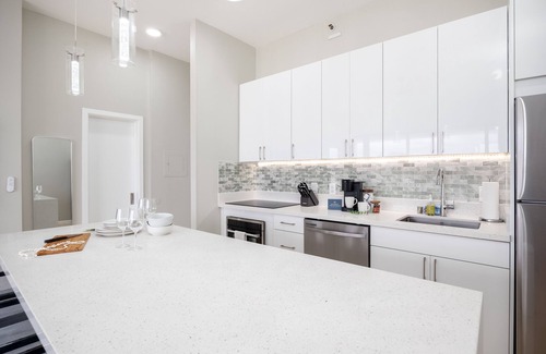 Waikiki Condo | Newly Renovated Ocean & Diamond Head Views Condo with Parking