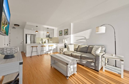 Waikiki Apartment | *Newly Renovated Oceanfront Waikiki- Ilikai Marina