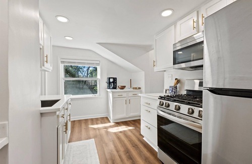 Wauwatosa Apartment | Newly renovated one bedroom & one bath Tosa unit!