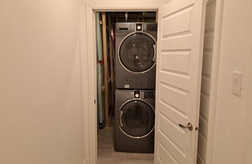 Longueuil House | Newly Renovated Room in Shared House Near Downtown Montreal and Metro Station!