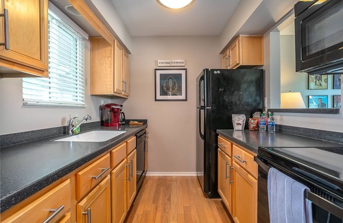 North Capitol Condo | Newly Renovated, Top Floor Quiet Cozy Riverfront Condo with Free Parking