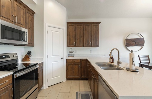 Washington House | Newly Renovated Townhome. Pet Friendly! St. George