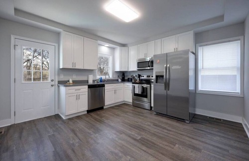 Waterfalls Park House | Newly Renovated Townhouse: 2 bed, 2 1/2 bath.