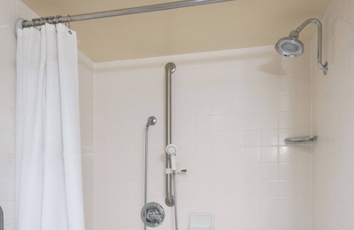 Visalia Hotel | Newly renovated, upscale, modern Visalia Hotel!