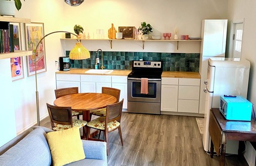 Charlottesville House | Newly Renovated Downtown Bungalow! Walk to bodos, Dairy Market, Marie Bette!