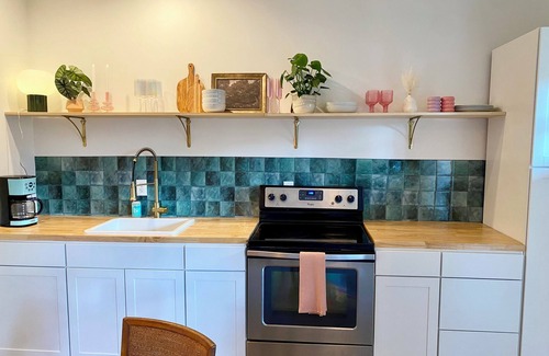 Charlottesville House | Newly Renovated Downtown Bungalow! Walk to bodos, Dairy Market, Marie Bette!