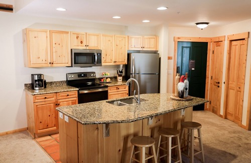 Copper Mountain Village Condo | Newly Renovated -Cozy Winter Lodge -less than 2 minute walk from slope!