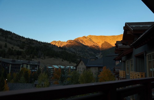 Copper Mountain Village Condo | Newly Renovated -Cozy Winter Lodge -less than 2 minute walk from slope!