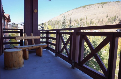 Copper Mountain Village Condo | Newly Renovated -Cozy Winter Lodge -less than 2 minute walk from slope!