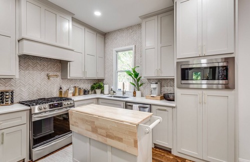 Central Oklahoma City House | Newly Renovated Villa|🚶1min from Plaza District|Hot Tub|🎱Pool Table|🐶Friendly