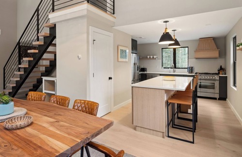 Stowe Hollow House | Newly Renovated Vermont Chic home in Stowe Hollow 3 Mins to Town With HOT TUB!