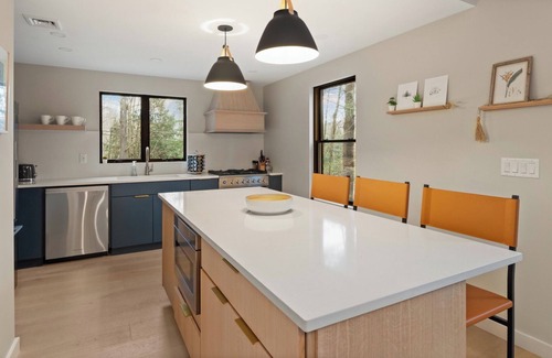 Stowe Hollow House | Newly Renovated Vermont Chic home in Stowe Hollow 3 Mins to Town With HOT TUB!